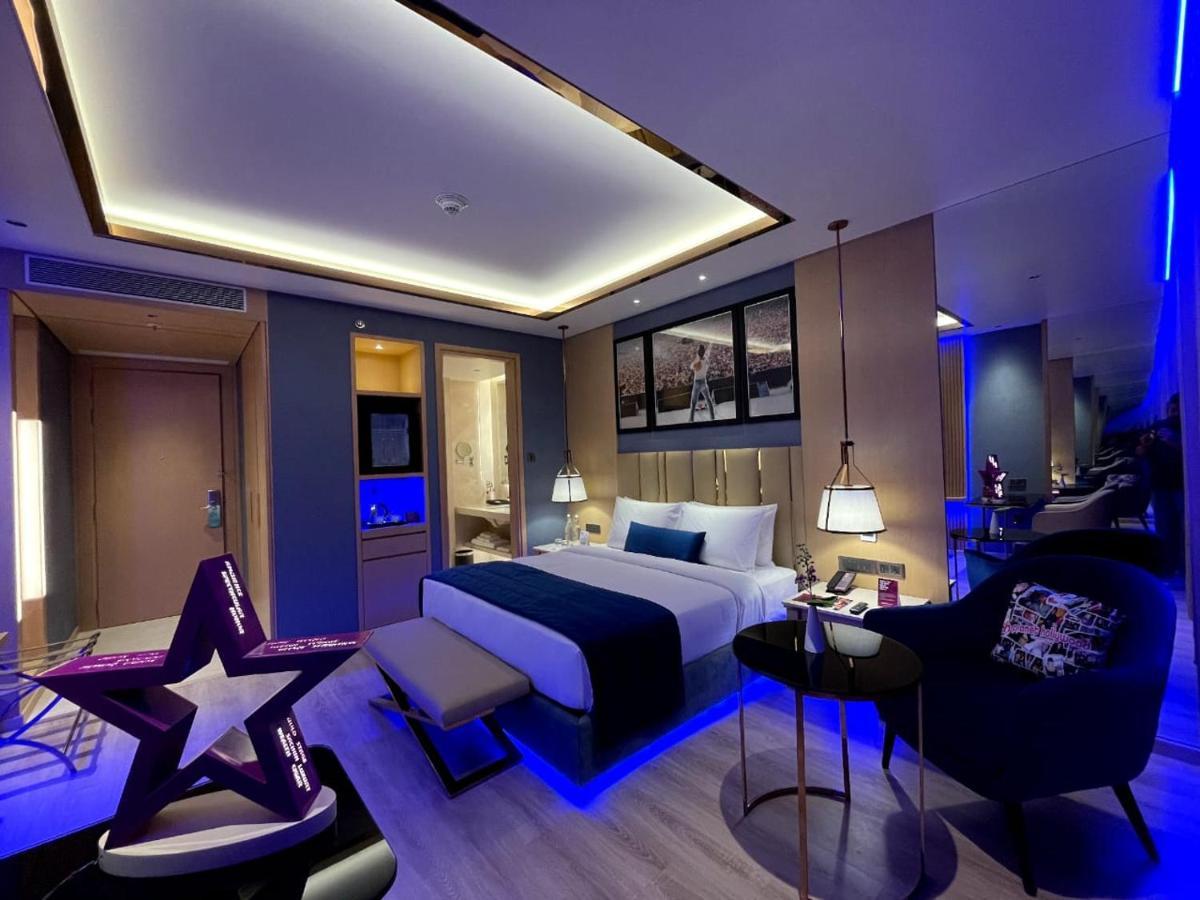 Planet Hollywood Thane Luaran gambar