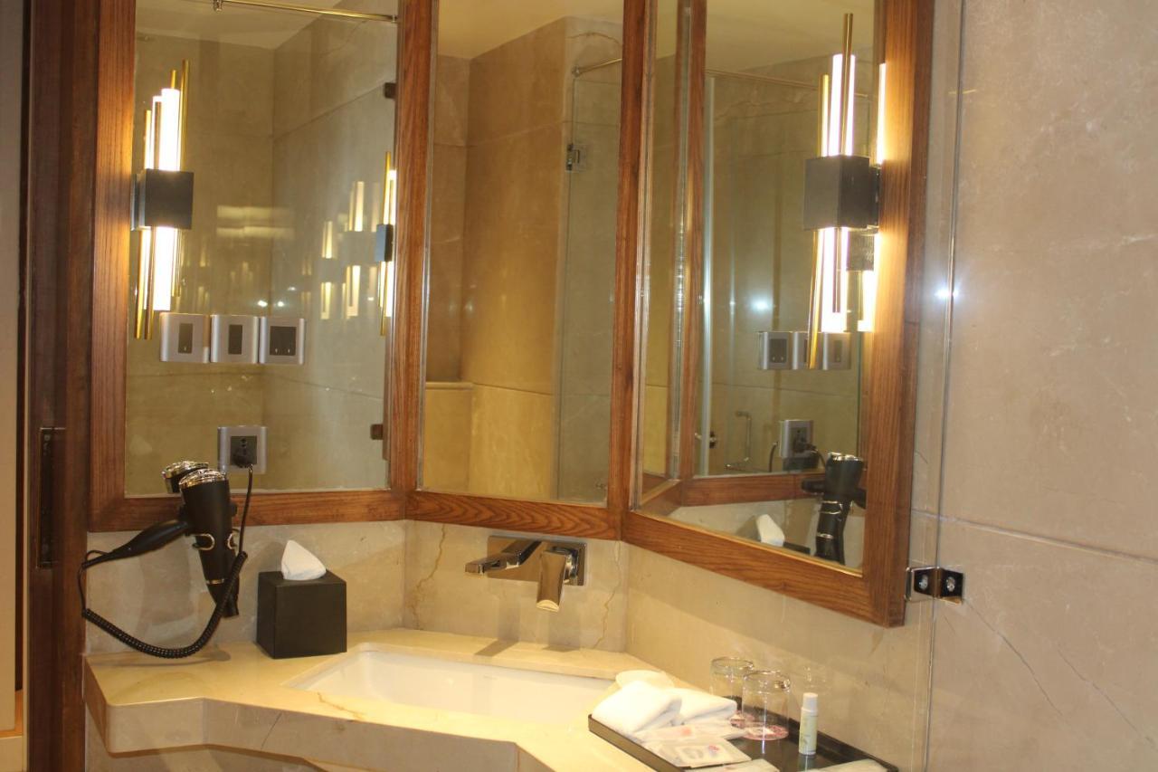 Planet Hollywood Thane Luaran gambar