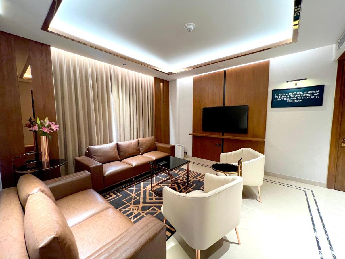 Planet Hollywood Thane Luaran gambar