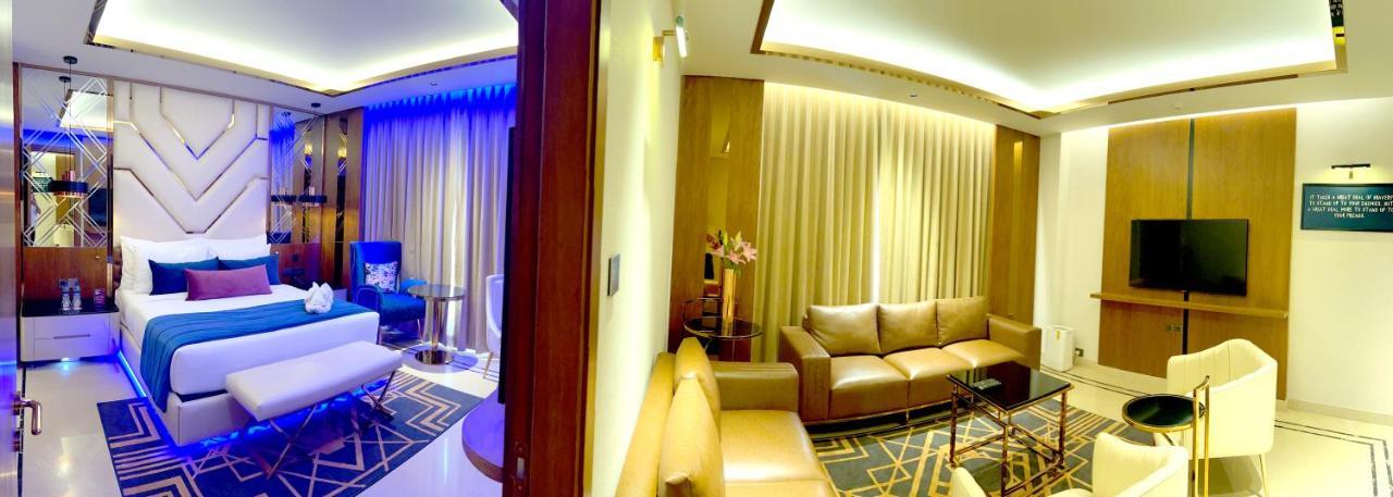 Planet Hollywood Thane Luaran gambar