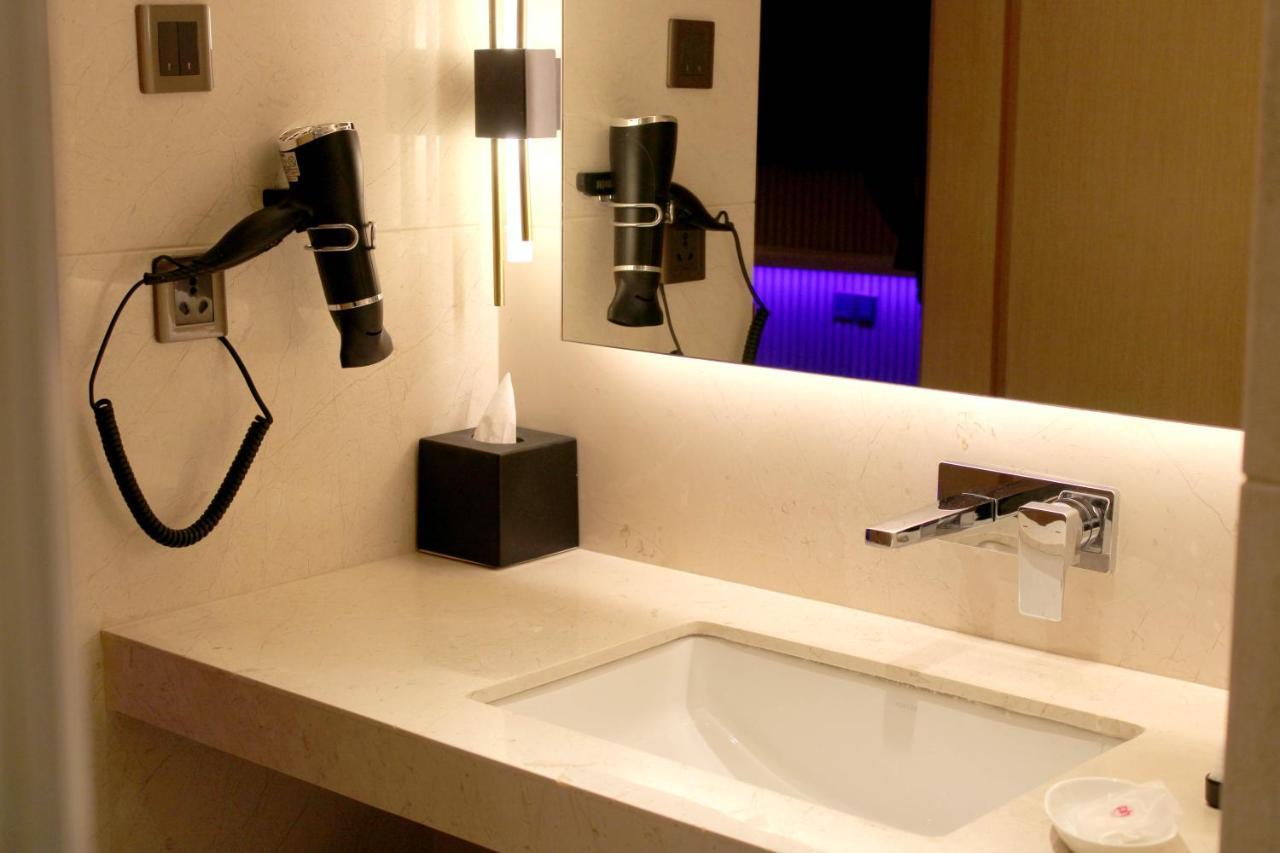 Planet Hollywood Thane Luaran gambar