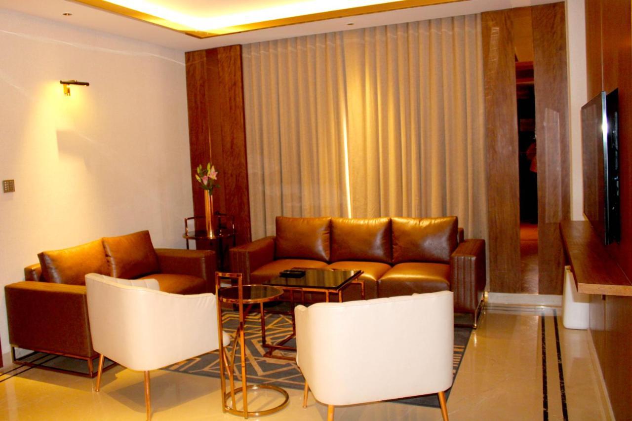 Planet Hollywood Thane Luaran gambar